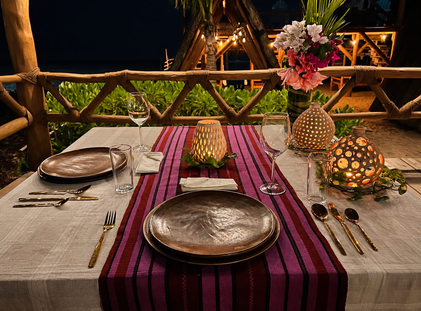 Mesa para dos con platos de barro y camino de mesa tejido, iluminada de noche