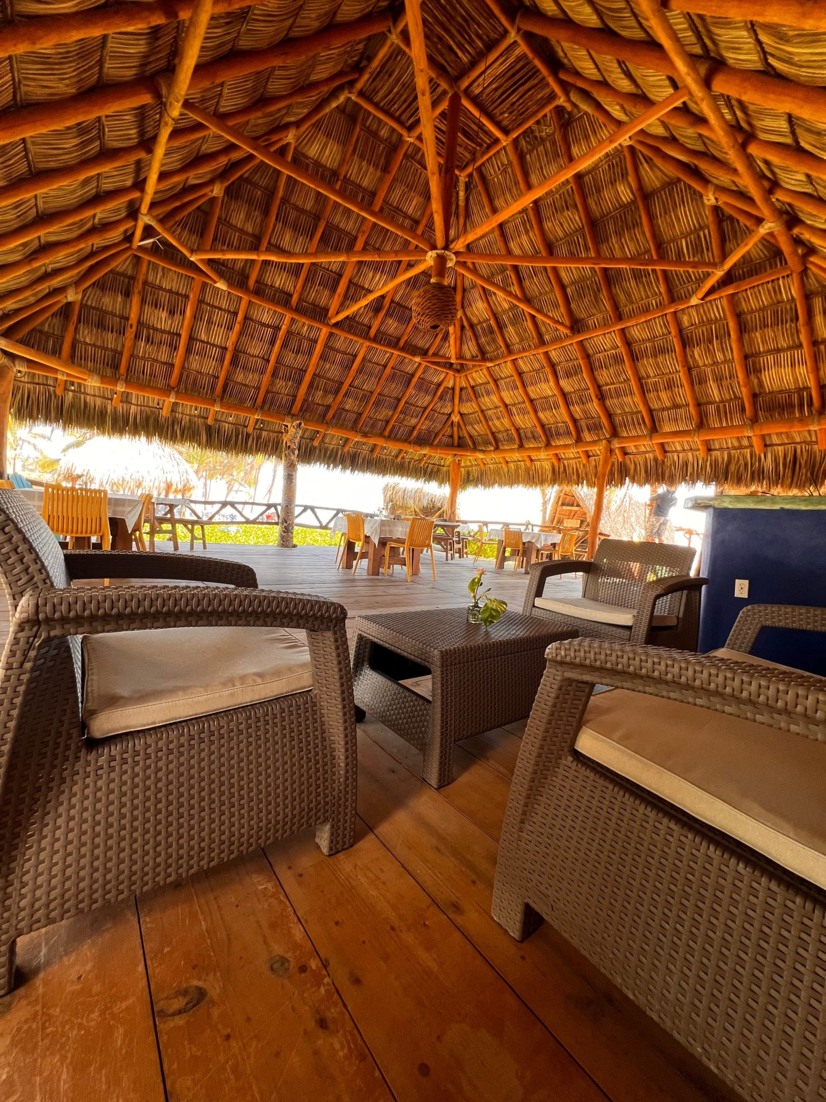 Sala con sillones bajo la palapa del restaurante