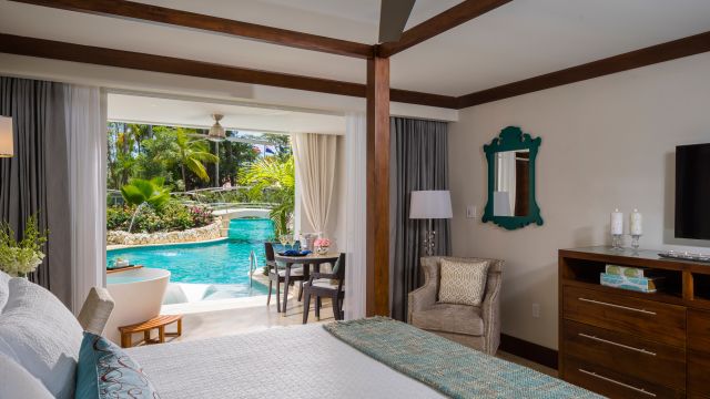 Crystal Lagoon Swim-Up Club Level Luxury Room with Patio Tranquility Soaking Tub
