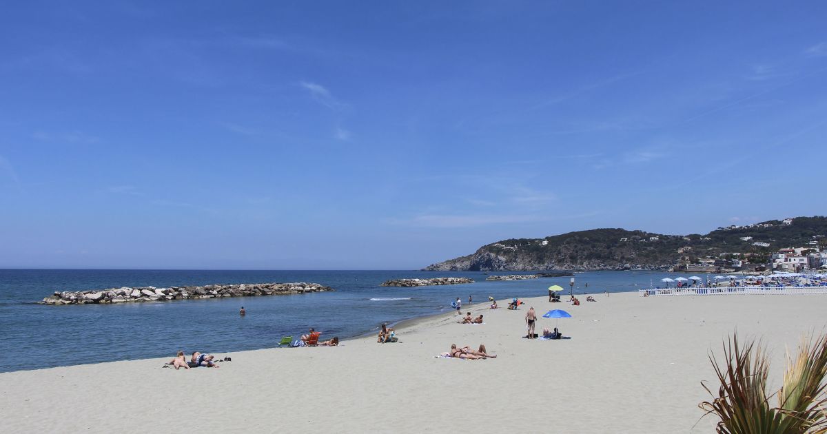 ᐅ ChiaiaStrand auf der Insel Ischia Reisemagazin HolidayCheck