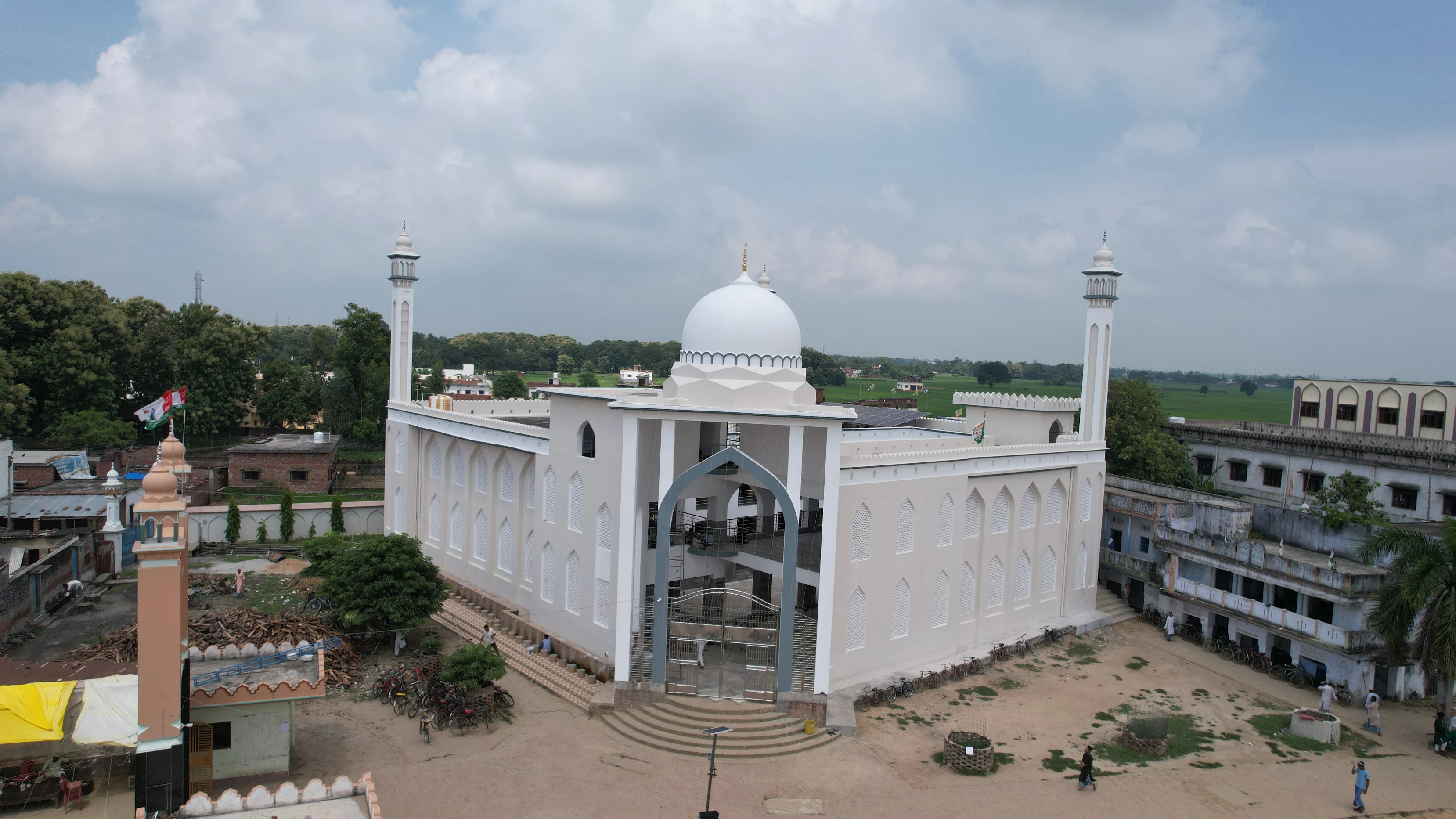 قلم اور کتاب کے ساتھ فقہ پر تحقیق کرتے ہوئے
