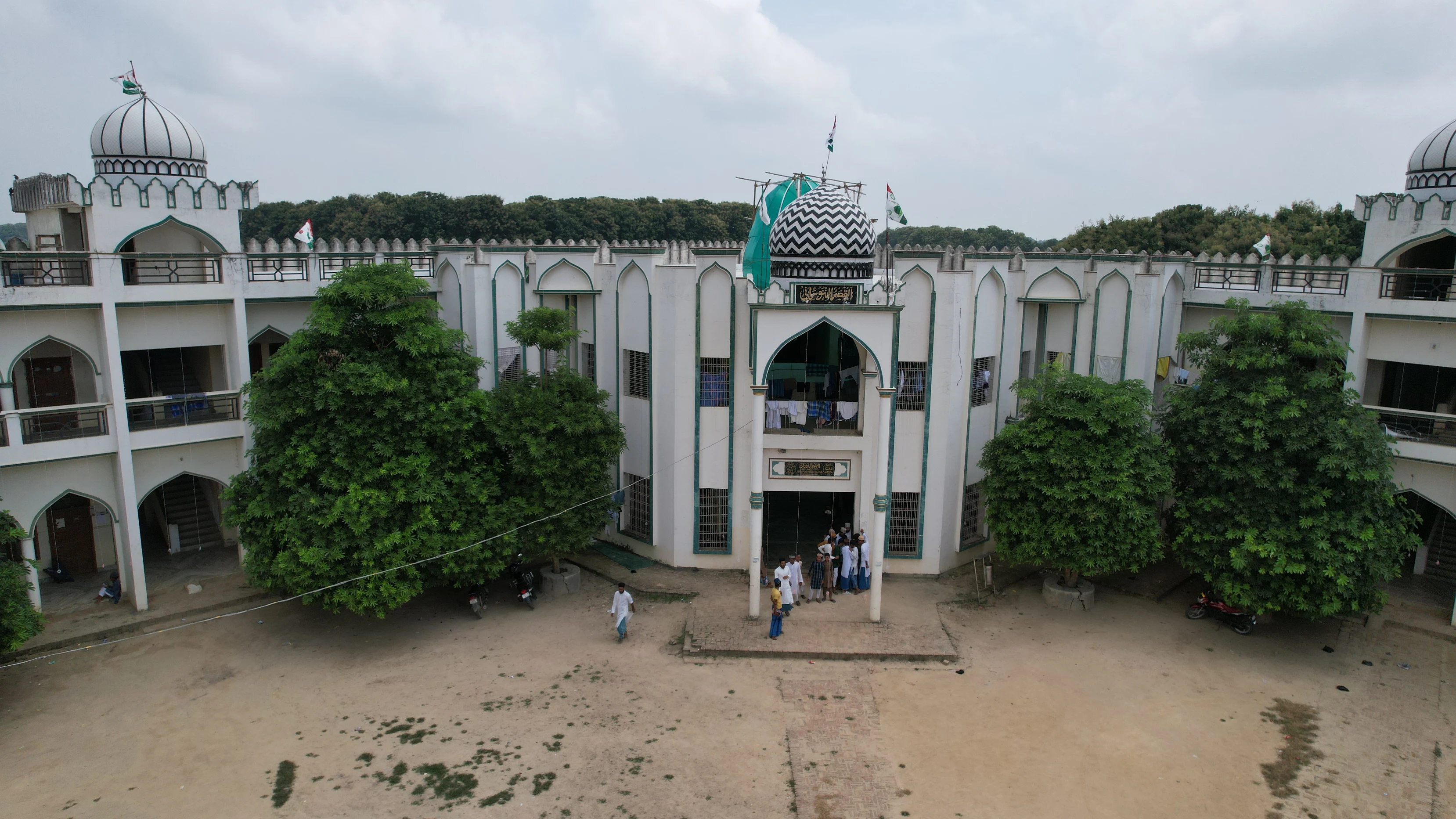 طلباء امتحان دے رہے ہیں