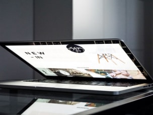 Laptop auf Tisch