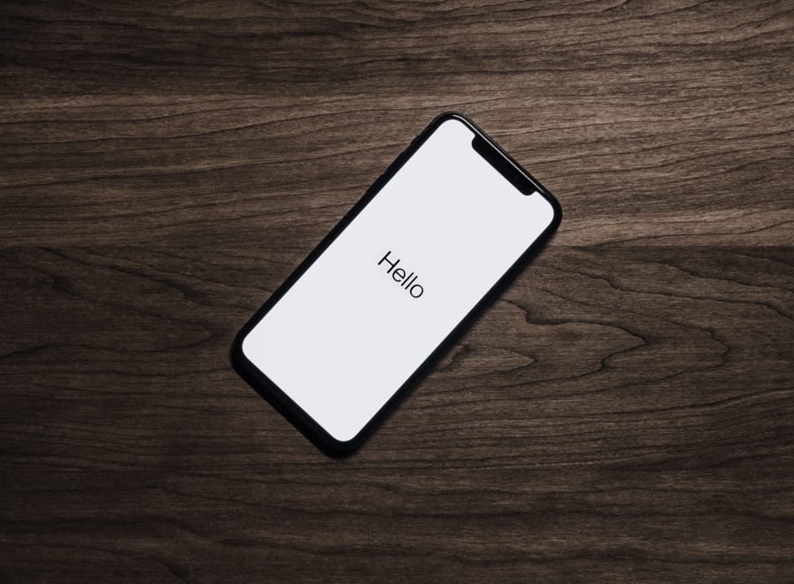 iPhone ultimo modello con la scritta Hello sullo schermo