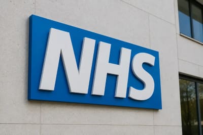 Free NHS meningitis B vaccine offered to UK students amid outbreak fears