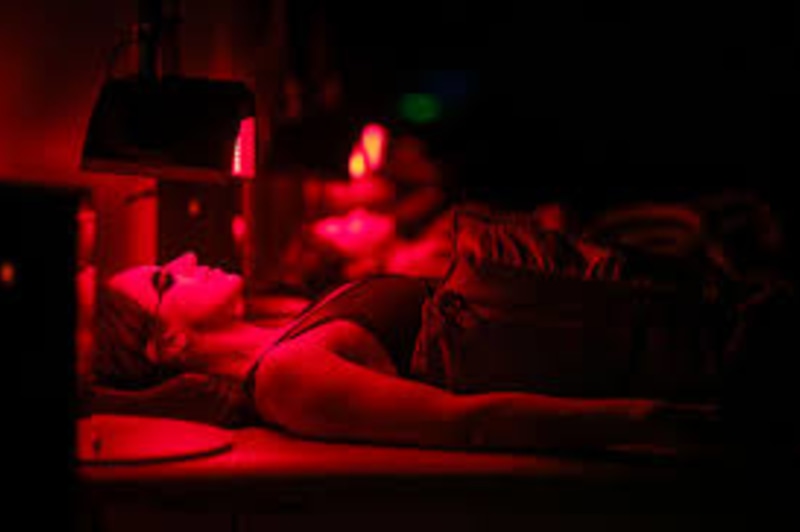 Red Light Therapy Gains Popularity Amid Mixed Scientific Evidence and Consumer Caution