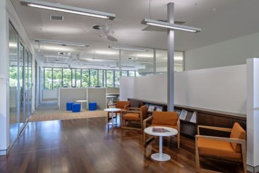 Even in the centre of the building the high ceilings and generous glazing provides visual contact with the natural environment outside.