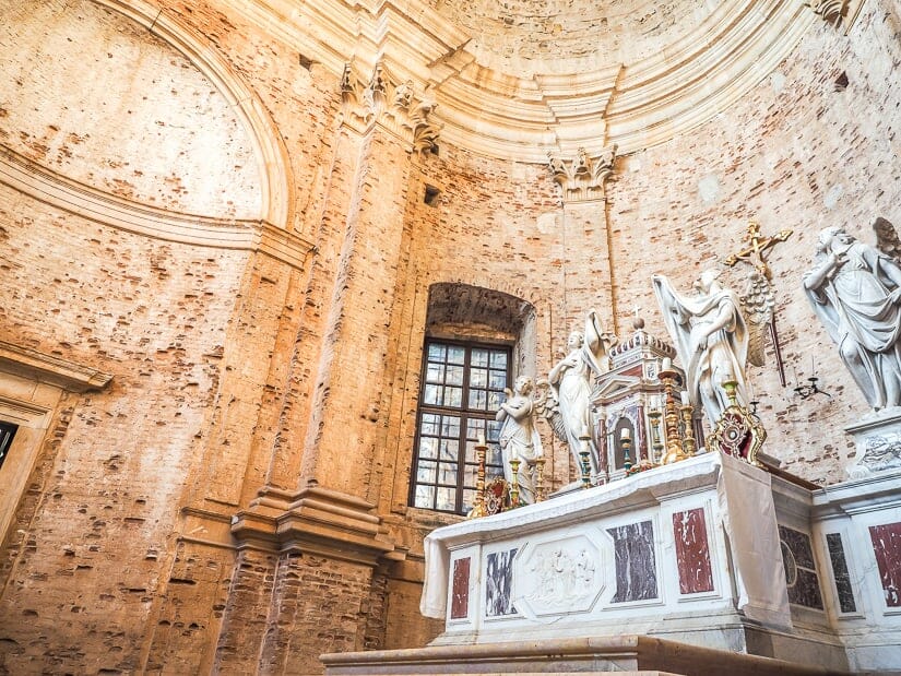 Внутри главного зала церкви Святого Николы, Пераст 11 Внутри главного зала церкви Святого Николы, Пераст