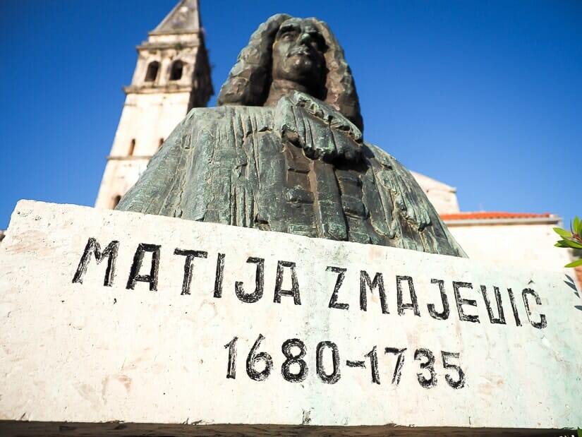 Статуя на главной площади Пераста 11 Статуя на главной площади Пераста