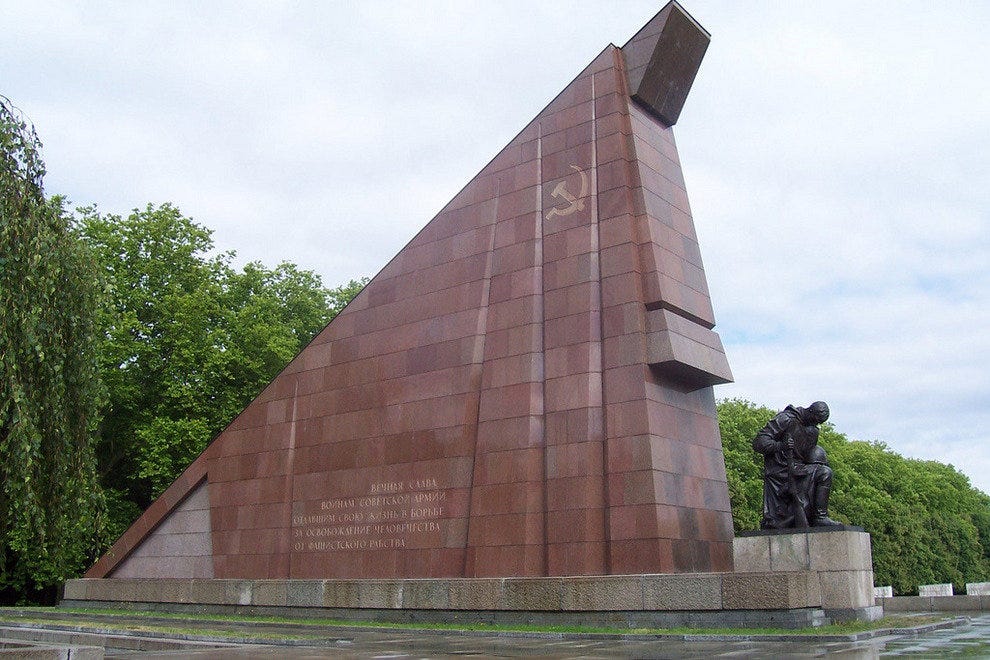 Sowjetisches Ehrenmal - Трептов Достопримечательности Берлина 11 Sowjetisches Ehrenmal - Трептов Достопримечательности Берлина