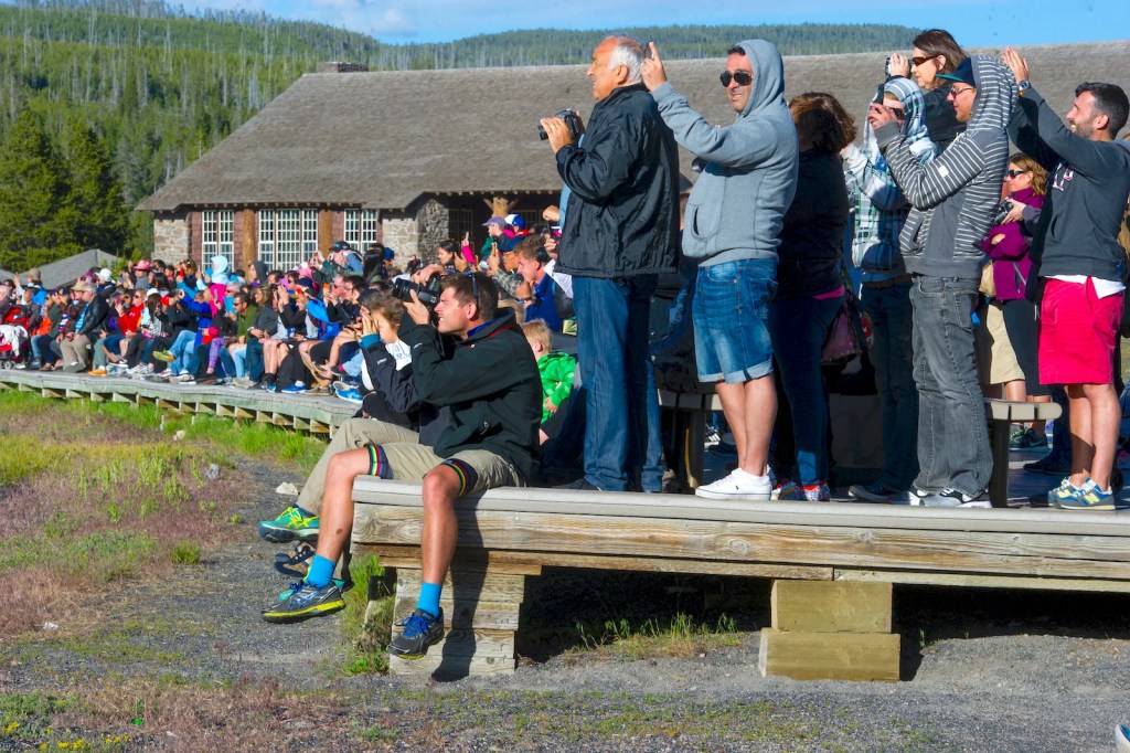 Туристы фотографируют Старый верный гейзер 111 Туристы фотографируют Старый верный гейзер