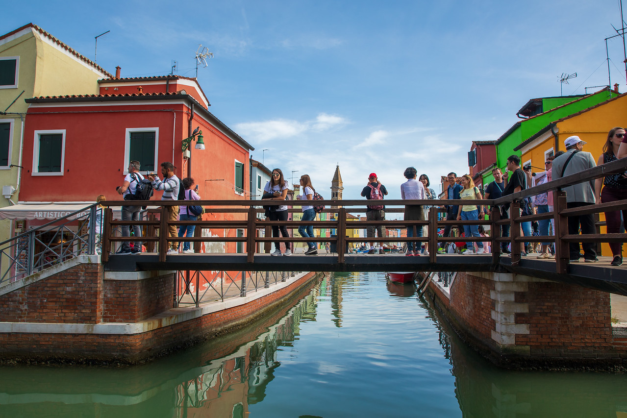 Несколько туристов, 111 Несколько туристов, но не слишком многолюдно Венецианские острова