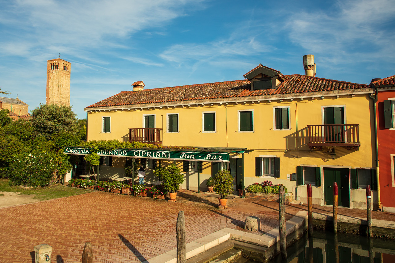 Именно здесь Эрнест Хемингуэй написал часть своего Именно здесь Эрнест Хемингуэй написал часть своего романа «Через реку и сквозь деревья».