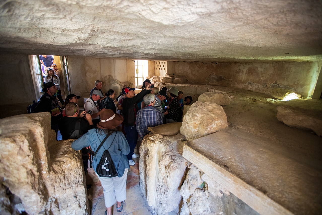 Группа туристов в гроте, где Иисус учил молитву Господню 11 Группа туристов в гроте, где Иисус учил молитву Господню
