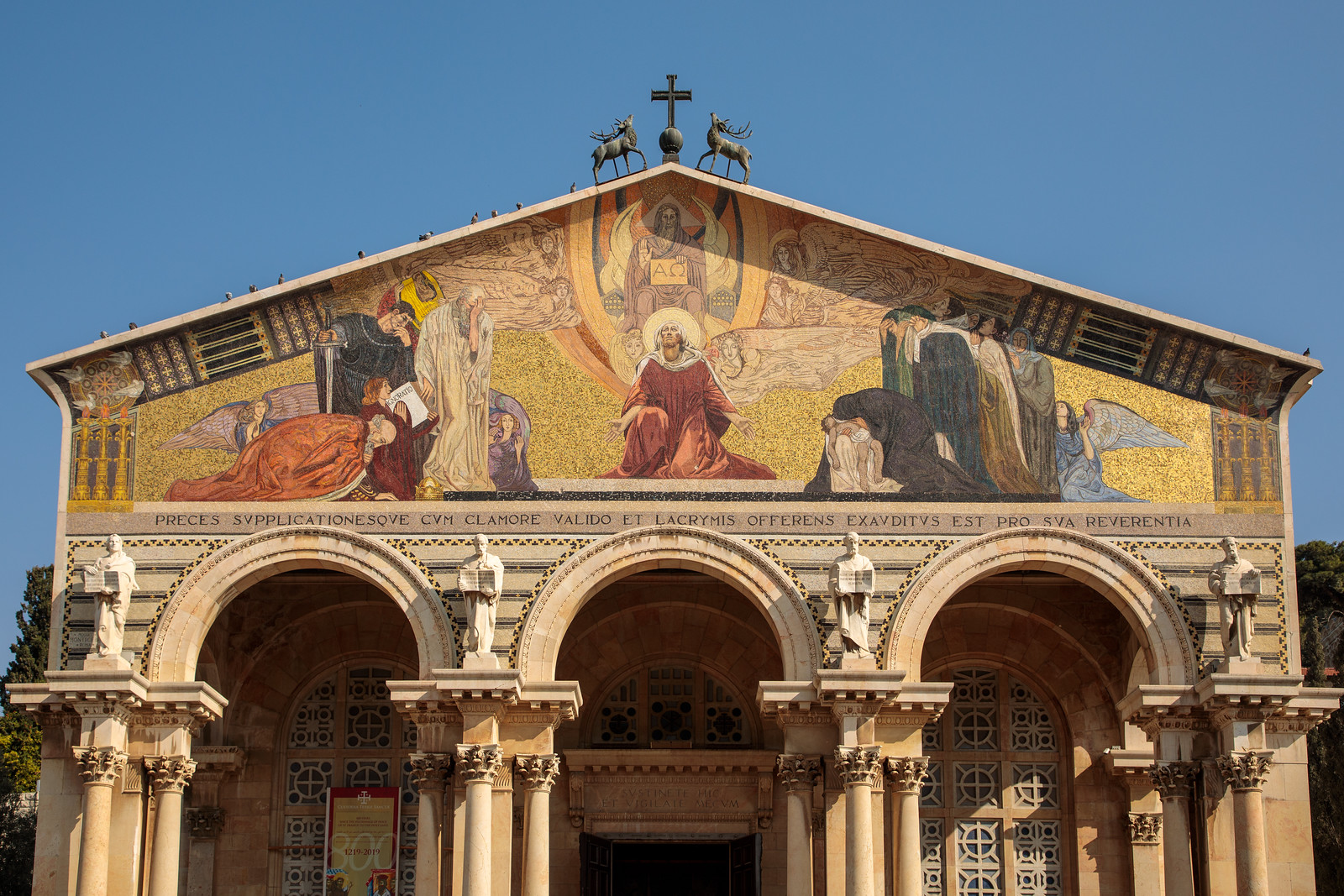 Красивая мозаика перед церковью всех наций 11 Красивая мозаика перед церковью всех наций