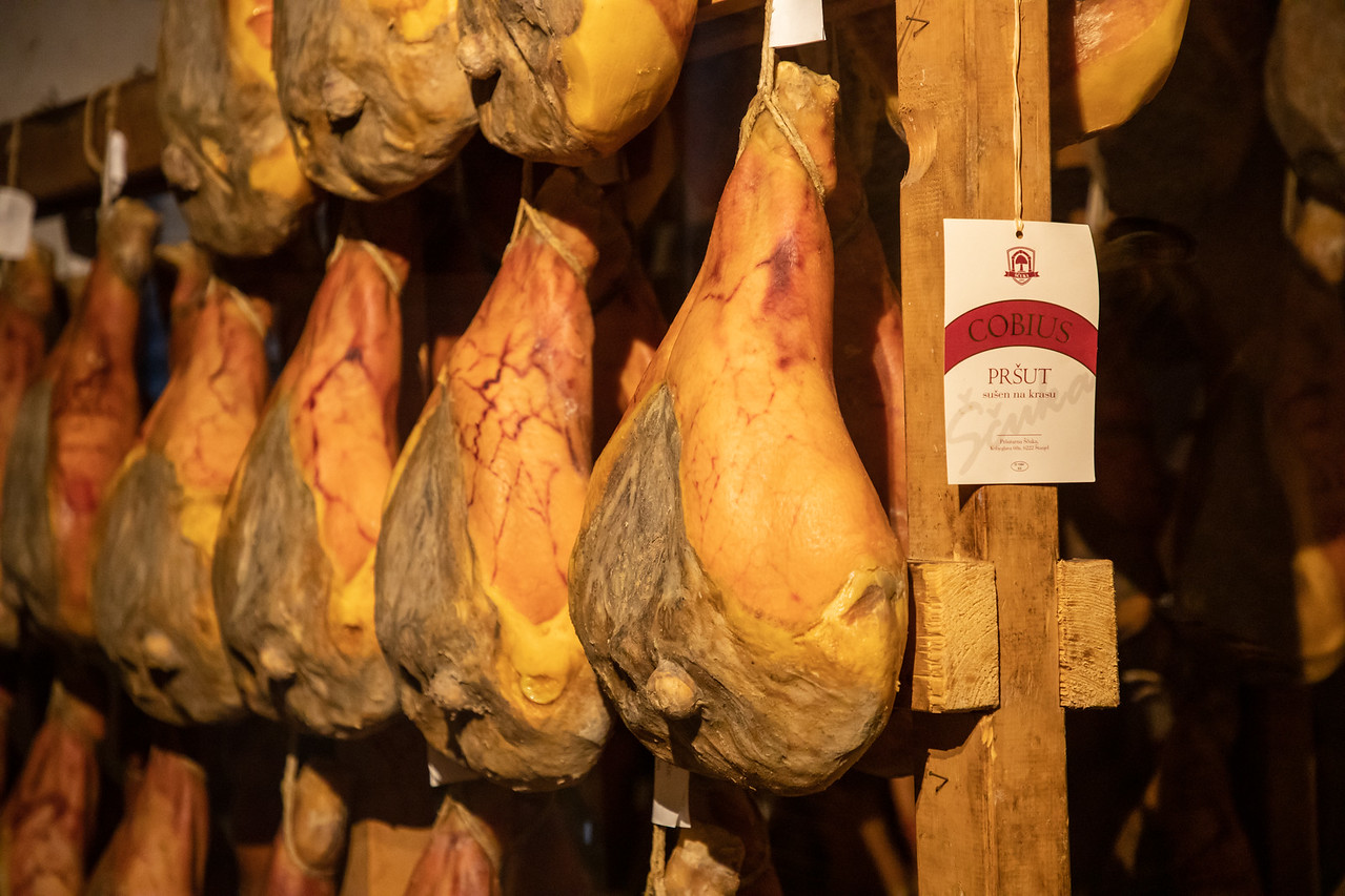 Просушкато сушка на деревянных стеллажах Словенская еда и вино 111 Просушкато сушка на деревянных стеллажах Словенская еда и вино