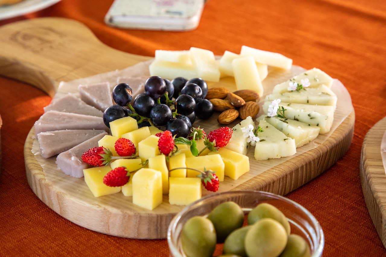 Сырное ассорти из местных продуктов с оливками и земляникой 11 Сырное ассорти из местных продуктов с оливками и земляникой