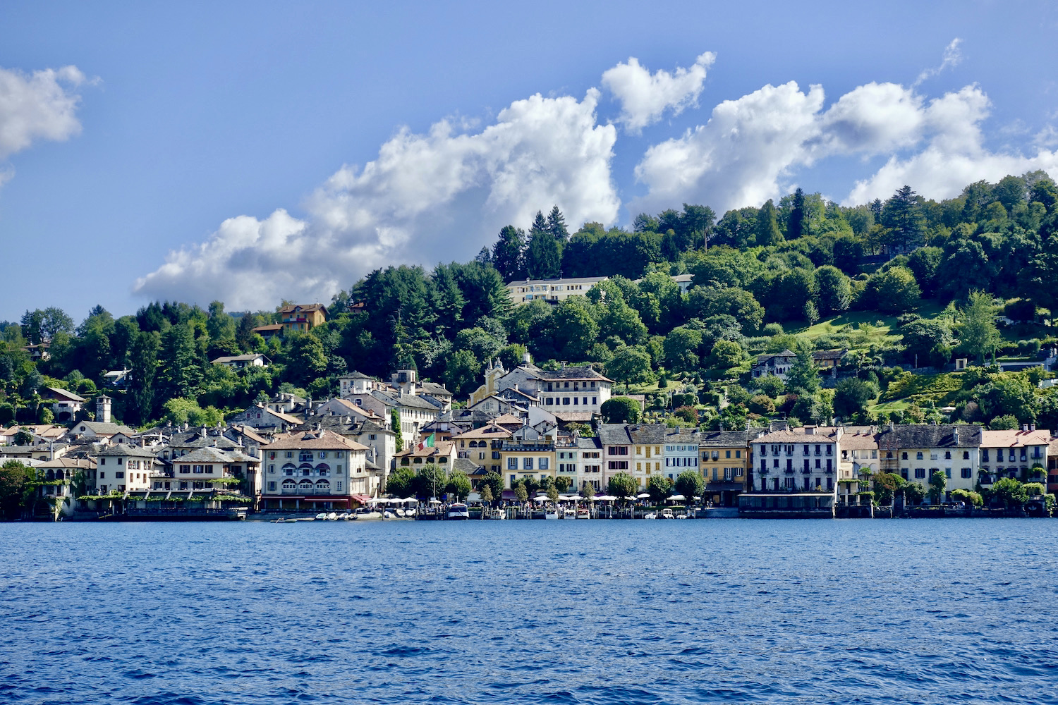 вид на Орта-Сан-Джулио, Италия, с острова Изола-Сан-Джулио 11 вид на Орта-Сан-Джулио, Италия, с острова Изола-Сан-Джулио