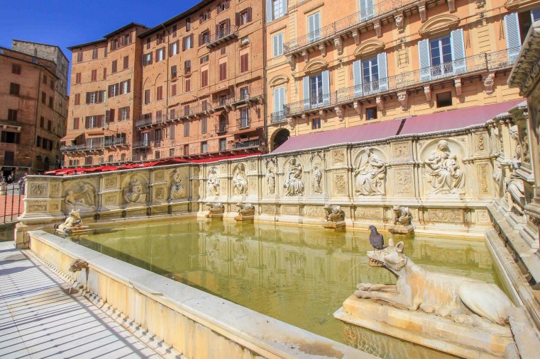 Фонте Гайя в Палаццо Публико 111 Фонте Гайя в Палаццо Публико