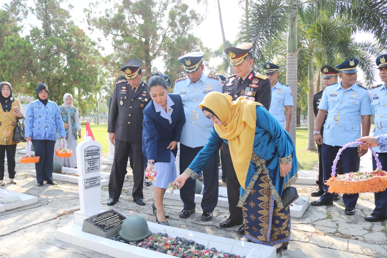 Ziarah dan Tabur Bunga di Makam Pangeran M. Bun Yamin