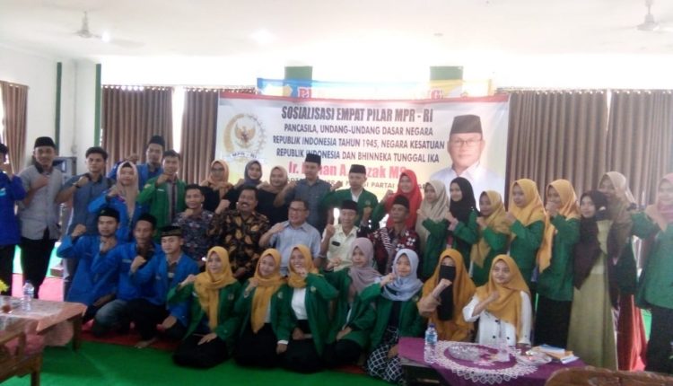 Foto bersama seusai kegiatan sosialisasi Empat Pilar Kebangsaan di kampus STAI Tulang Bawang, Lampung.