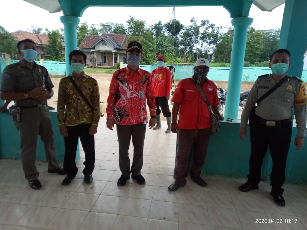 Bersiap bersama melakukan penyemprotan disinfektan.