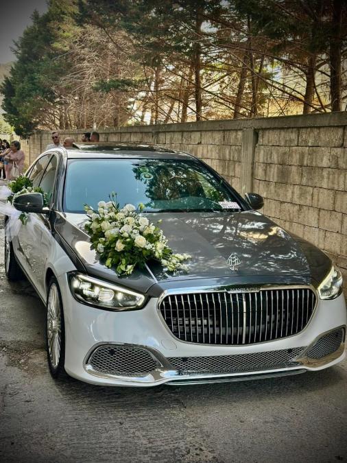 Front view of the two-tone Mercedes-Maybach with a white flower bouquet on the hood