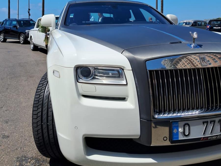 Close-up of the Rolls-Royce Ghost grille and Spirit of Ecstasy on the black hood