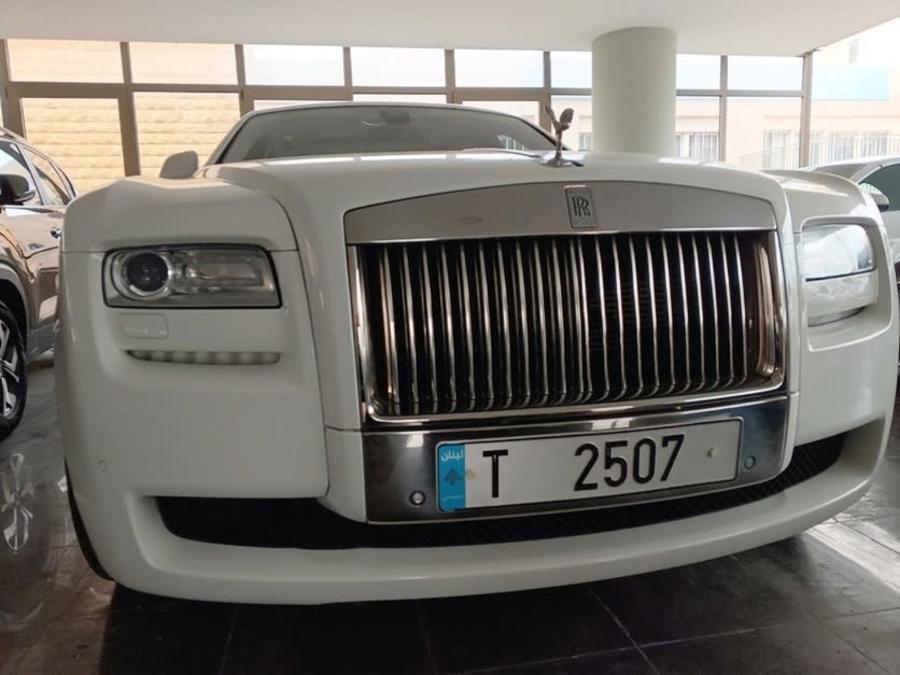 Front view of the white Rolls-Royce Ghost and its chrome grille