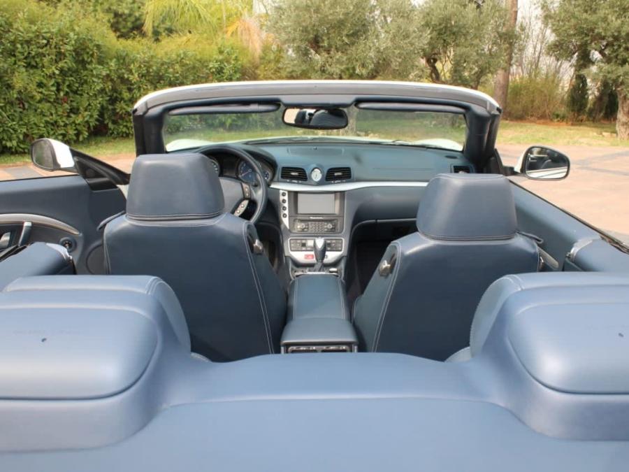 Grey-blue leather seats and dashboard of the Maserati GranCabrio