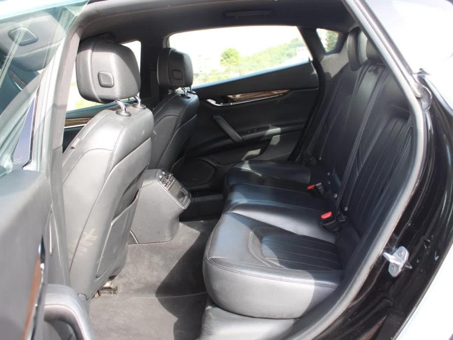 Black leather rear seats of the Maserati Quattroporte
