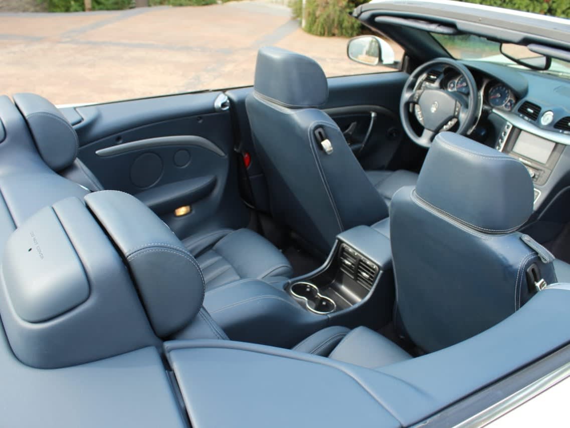 Grey-blue leather seats of the Maserati GranCabrio with the top down