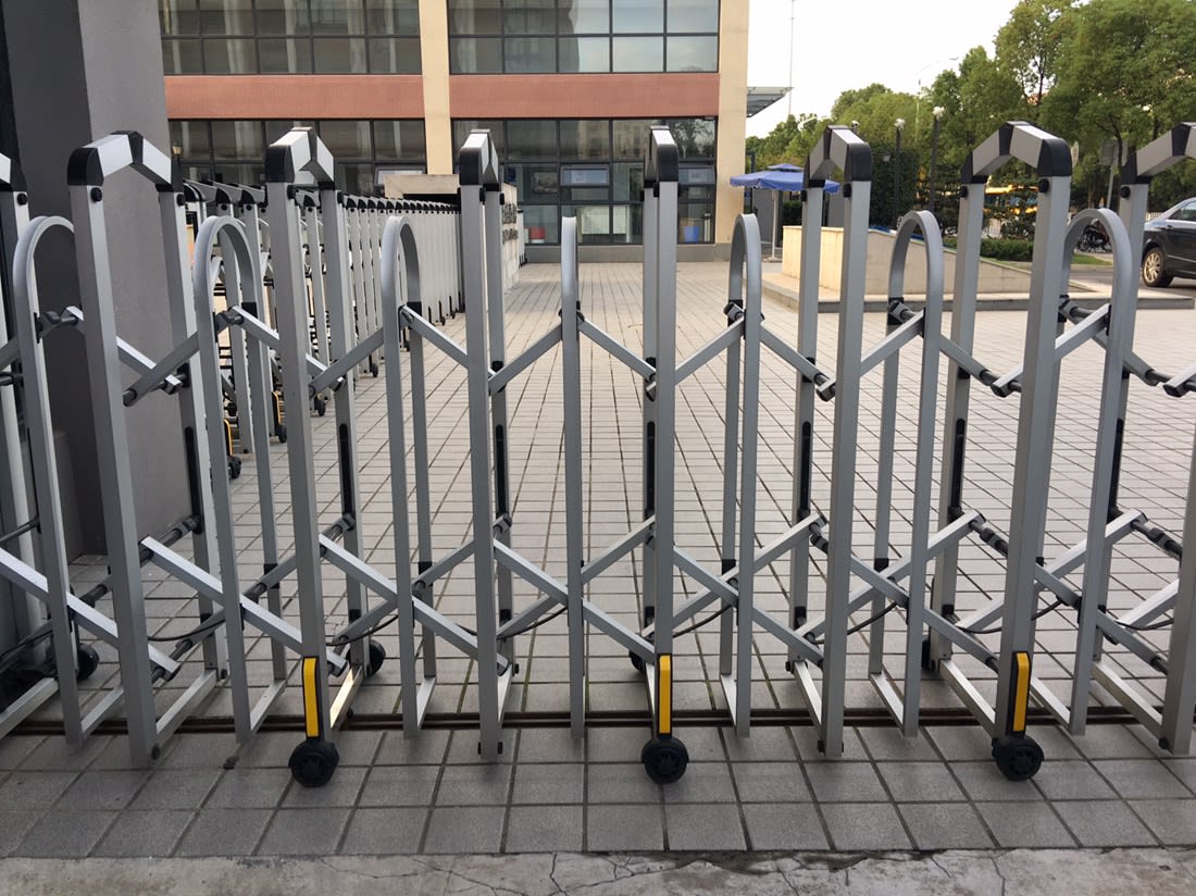 Trapped by gate Trapped by gate