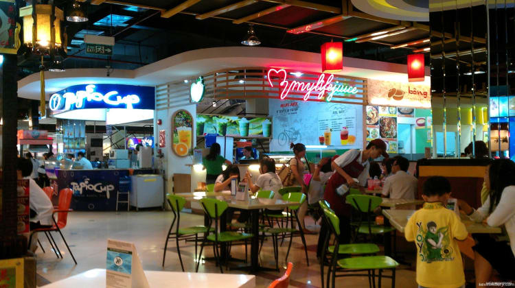 Vietnamese students at Huong Vuong Plaza Parkson Food Court
