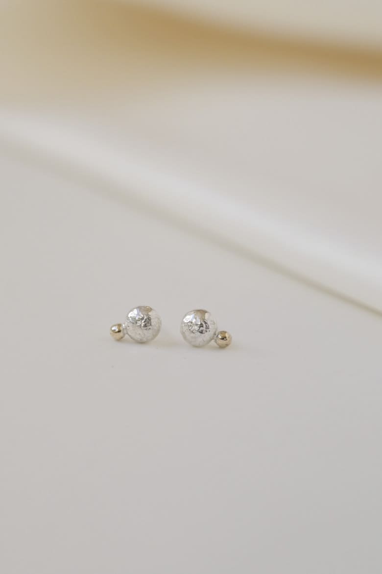 Duo Pebble Stud Earrings silver / 9ct gold