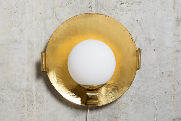 Hammered brass wall lamp