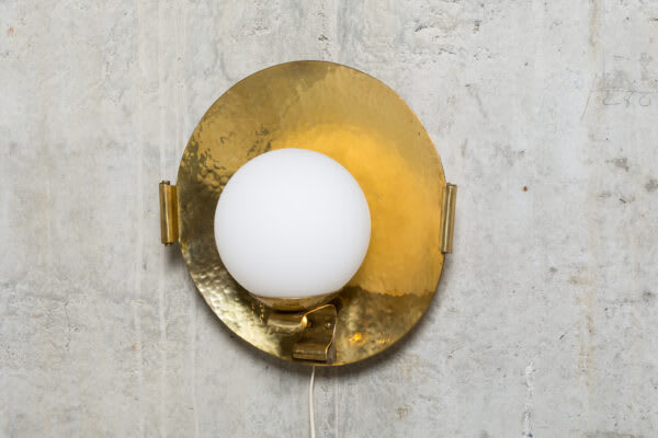Hammered brass wall lamp