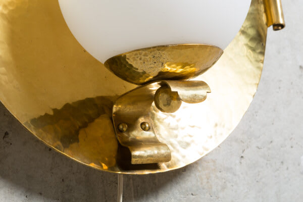 Hammered brass wall lamp