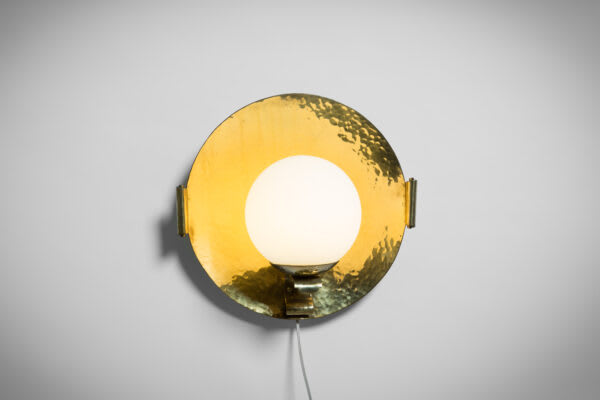 Hammered brass wall lamp