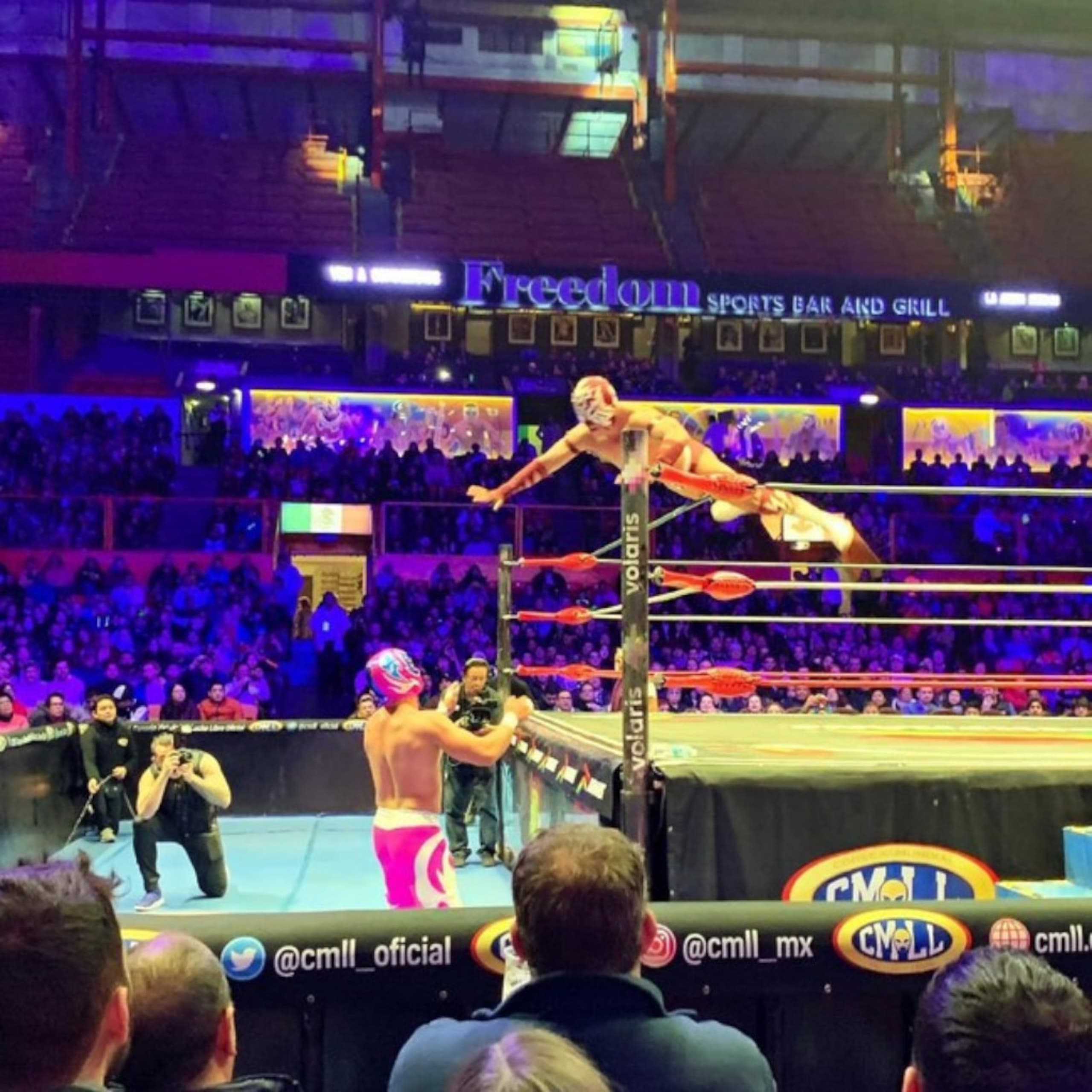 Nightlife Mexican Tour: Cantinas Mariachi and Lucha Libre - 4