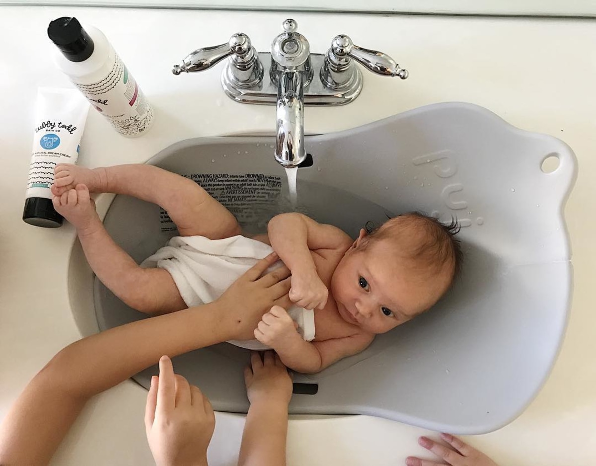 how to give bath to an infant