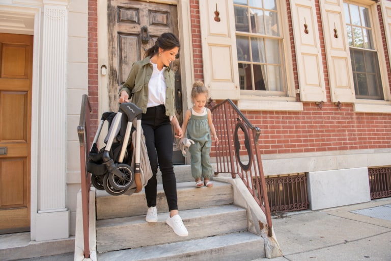 Der Nuna TRIV ist ein kompakter Kinderwagen mit vollwertigen Funktionen