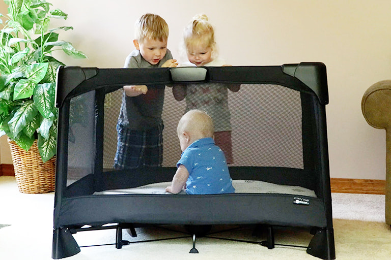 Video Review: The One-Hand Setup of the 4moms Breeze Playard.