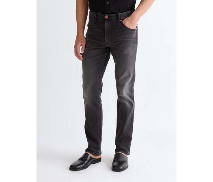 Wrangler jeans Greensboro Raven Ash pánske tmavo šedé