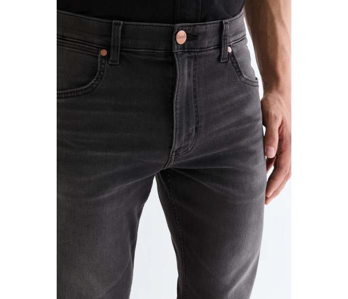 Wrangler jeans Greensboro Raven Ash pánske tmavo šedé