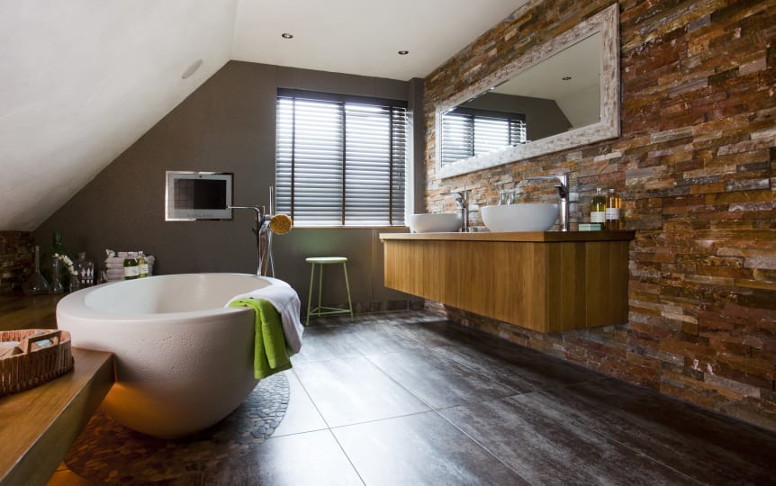 Mooie Oplossingen Voor Een Schuin Dak In Je Badkamer