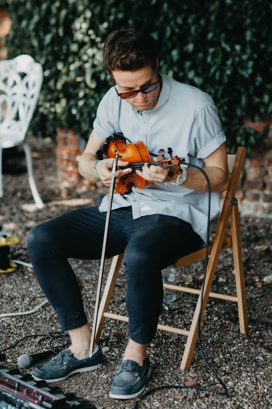 Joel Grainger playing violin during a drinks reception