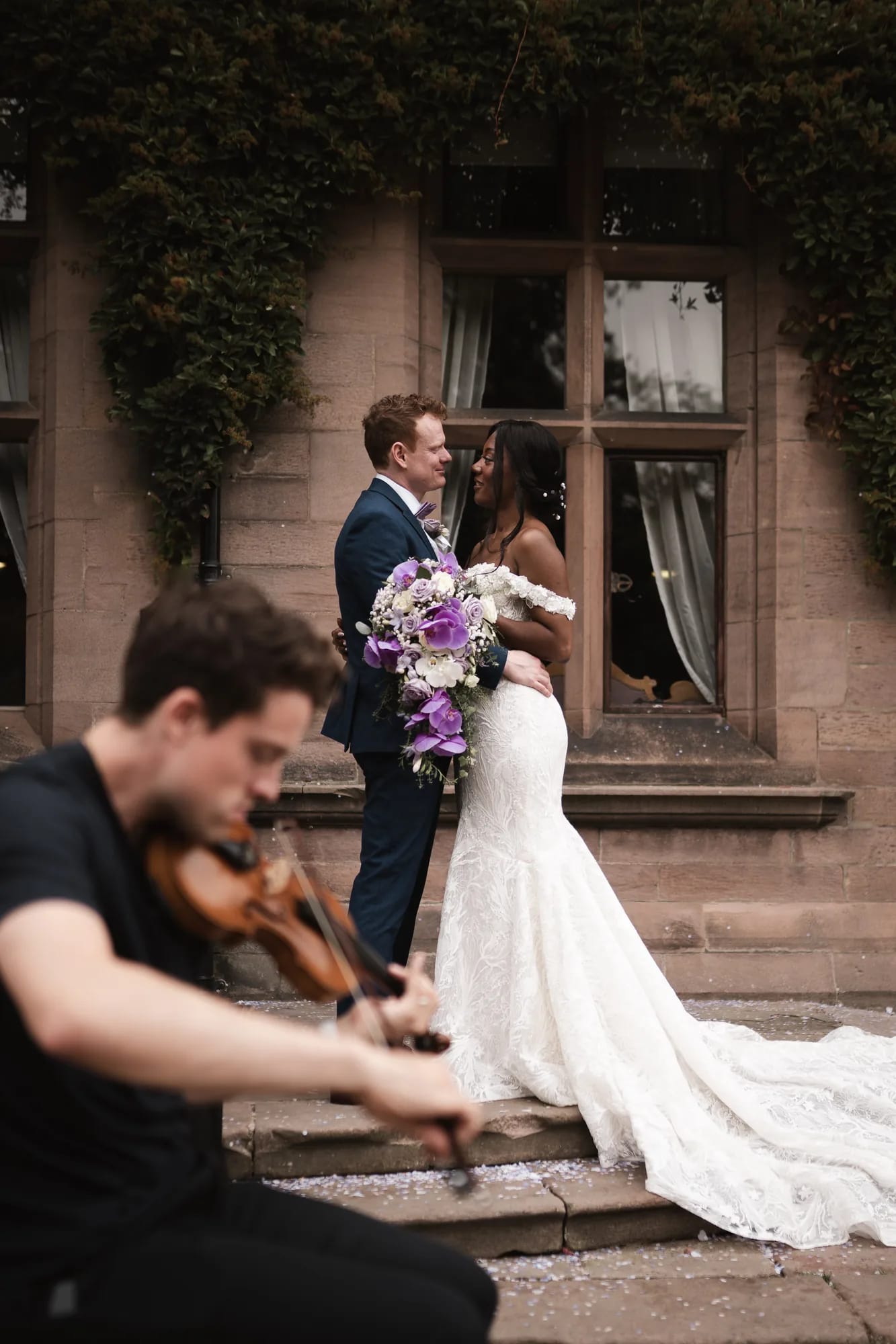 Joel Grainger playing violin at a manor house Wedding