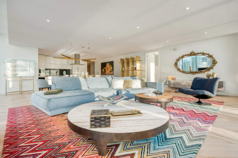 Interior-Design-Fotografie, luxuriöses Wohnzimmer in einem Penthouse in Miami mit Baxter-Sofa und Missoni-Teppich