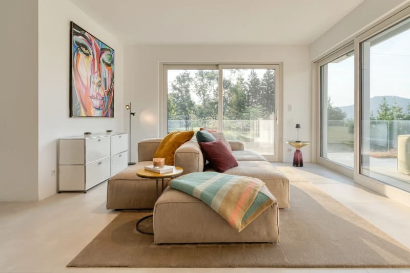 Interior-Design-Fotografie, offener Wohnbereich mit modularem Sofa und Glastüren, Millstätter See